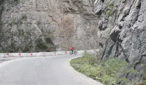 如圖所示，駕駛機(jī)動(dòng)車駛近這樣的山區(qū)彎道時(shí)，駕駛?cè)藨?yīng)注意的是什么？A、對(duì)向可能有車輛駛來B、前方騎自行車者可能由于上坡等原因突然改變方向C、山區(qū)彎道可能轉(zhuǎn)彎半徑較小，車速過快容易引起車輛失控D、轉(zhuǎn)彎后路面可能存在落石、凹陷等特殊路況答案是ABCD