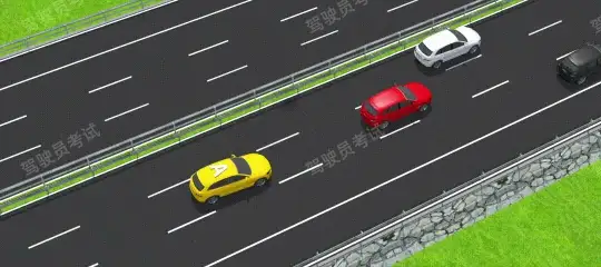 如動畫所示，機(jī)動車在高速公路上行車，A車駕駛行為是否正確？答案是錯