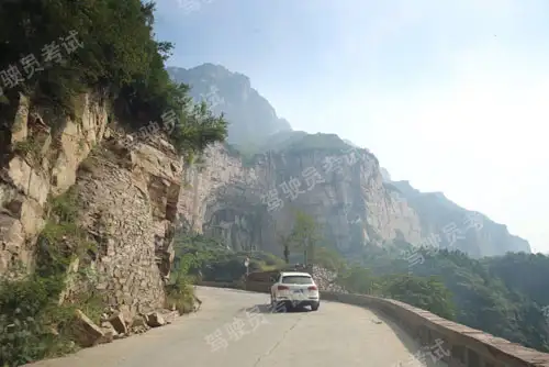 如圖所示，駕駛機(jī)動車在這樣的路段怎樣跟車行駛。A、緊隨前車之后B、加大安全距離C、減小縱向間距D、盡快超越前車答案是B