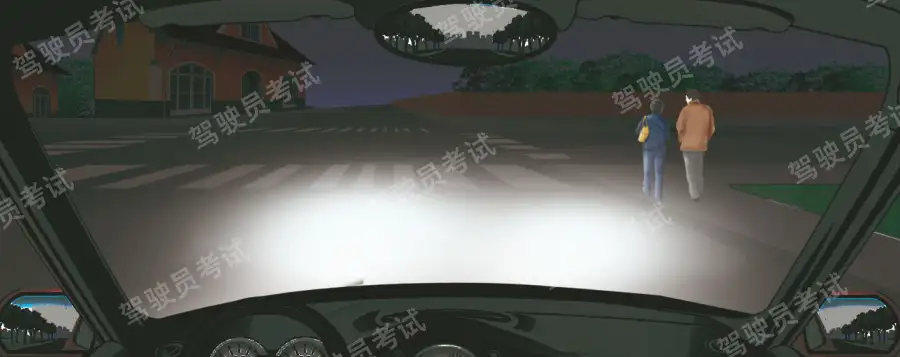 在這種環(huán)境里行車使用近光燈。答案是對(duì)